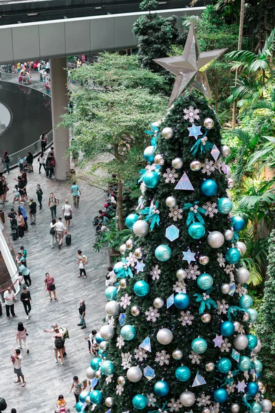 SINGAPORE - 21 DEC 2019: Самая высокая елка, расположенная в Jewel — стоковое фото