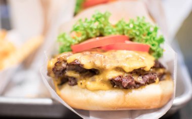 Shack shack burger leziz sığır burger, erimiş peynir ve sebzeli.