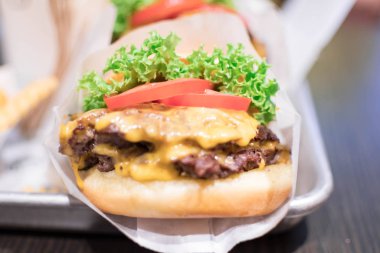 Shack shack burger leziz sığır burger, erimiş peynir ve sebzeli.