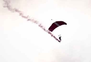 Siluet paraşüt dublörü. Odaklanmamış ve süzülürken bulanık.