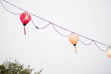 Asya sokaklarında kağıt fenerler. Renkli fenerler sallanıyor