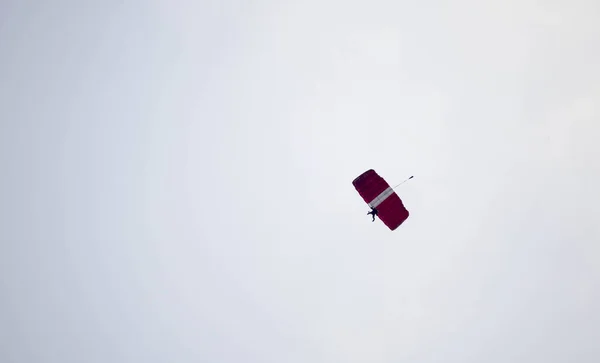 Silhouette paracadute acrobazia sfocata e sfocata mentre scivola in — Foto Stock