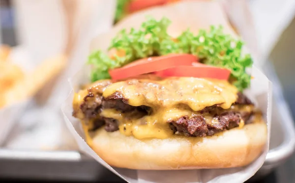 Shack shack burger leziz sığır burger, erimiş peynir ve sebzeli.