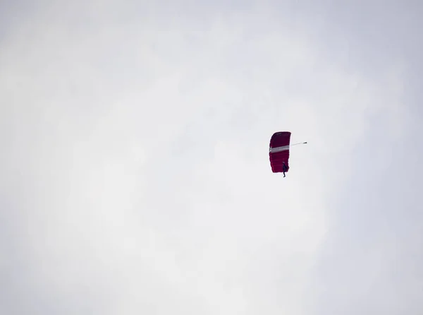 Silhouet parachute stunt ongericht en wazig tijdens het glijden in — Stockfoto