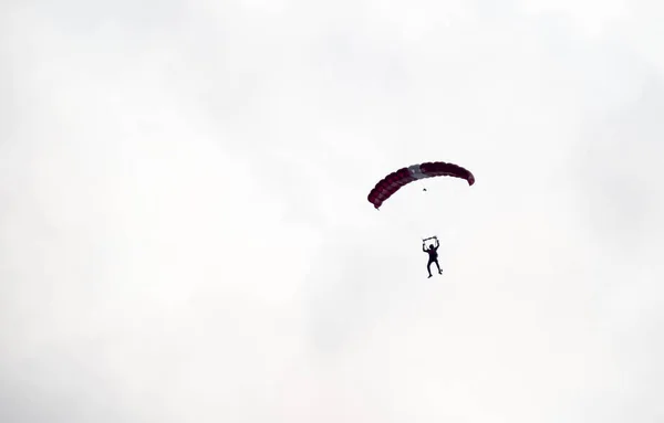 Silhouette Fallschirm Stunt unkonzentriert und verschwommen beim Gleiten in — Stockfoto