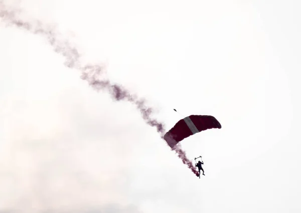 轮廓降落伞特技在滑行时不集中和模糊 — 图库照片
