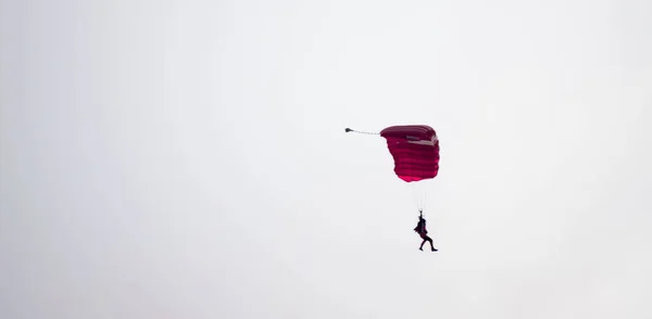 Силуетний парашутний трюк не орієнтований і розмитий під час ковзання — стокове фото