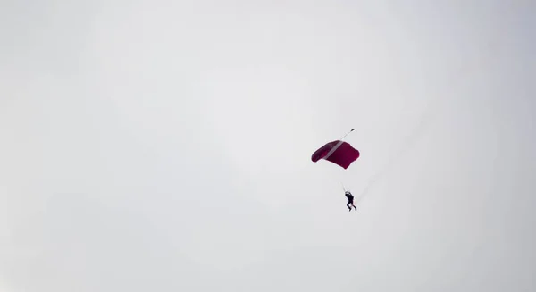 Силуетний парашутний трюк не орієнтований і розмитий під час ковзання — стокове фото