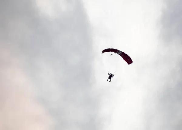Silueta paracaídas truco desenfocado y borroso mientras se desliza en — Foto de Stock