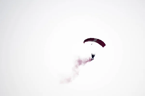 Silhouette parachute stunt unfocused and blurry while gliding in — Stock Photo, Image