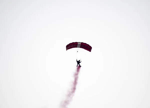 Silhouette Fallschirm Stunt unkonzentriert und verschwommen beim Gleiten in — Stockfoto