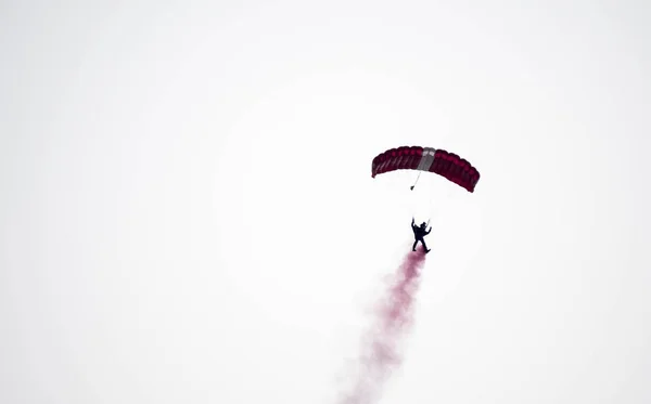 Silueta paracaídas truco desenfocado y borroso mientras se desliza en —  Fotos de Stock