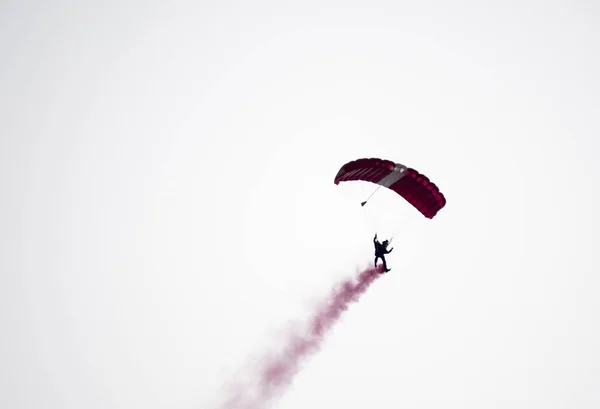 Silhouet parachute stunt ongericht en wazig tijdens het glijden in — Stockfoto