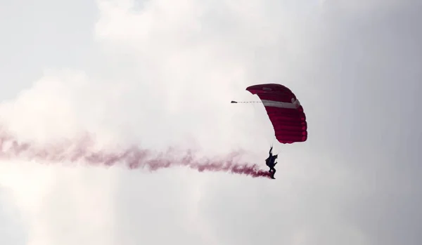 Silhouette parachute cascade floue et floue tout en glissant dans — Photo