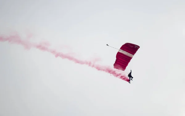 Silhouette parachute stunt unfocused and blurry while gliding in — Stock Photo, Image