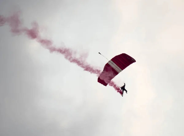 Silhueta paraquedas acrobacia desfocado e embaçado enquanto deslizando em — Fotografia de Stock