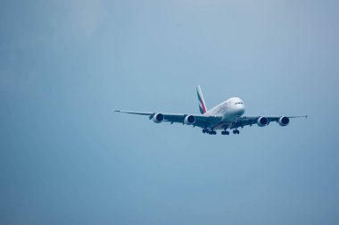 Changi, Singapur. 23 Aralık 2019. Emirates 747 uçuş uygulaması