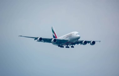 Changi, Singapur. 23 Aralık 2019. Emirates 747 uçuş uygulaması