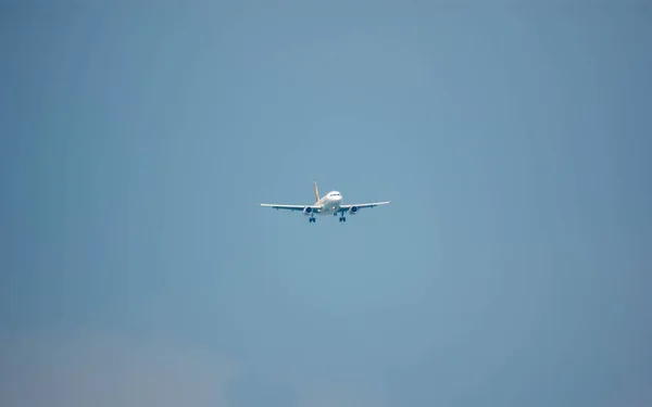 青空を背景に空港に接近する着陸機 — ストック写真