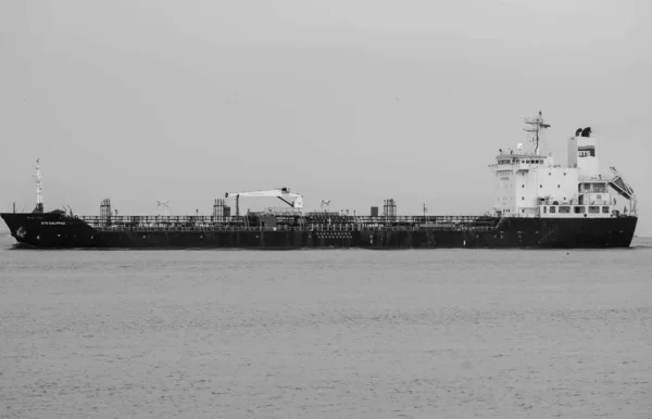 Changi Beach, Singapore. BTS Calypso Oil Tanker from the Beach o — Stock Photo, Image