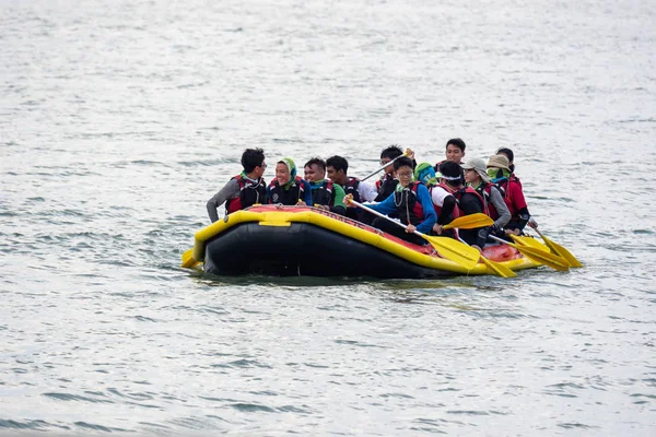 Changi Beach, Singapura. Barco de Borracha atividade de estudantes, Decem — Fotografia de Stock