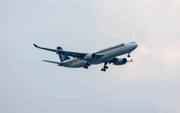 CHANGI SINGAPORE - DECEMBER 27: Singapore Airlines landing at Ch — Stock Photo, Image