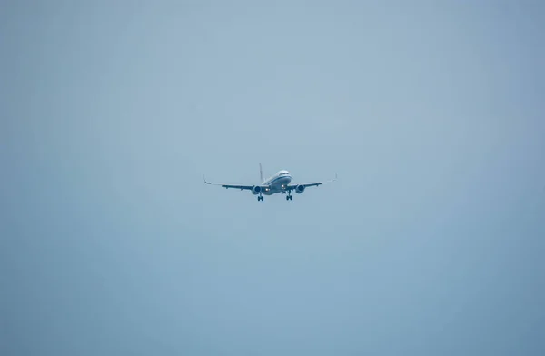 창 이 싱가 폴 - 12 월 27 일: 차 섬에 공항 이 착륙 함 — 스톡 사진