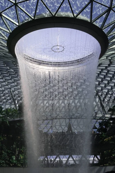 Changi, Singapura - 28 de dezembro de 2019: queda de água Vortex em Jewe — Fotografia de Stock