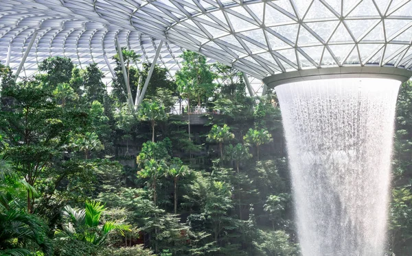 A queda de água gigante HSBC Rain Vortex e bela natureza verde — Fotografia de Stock