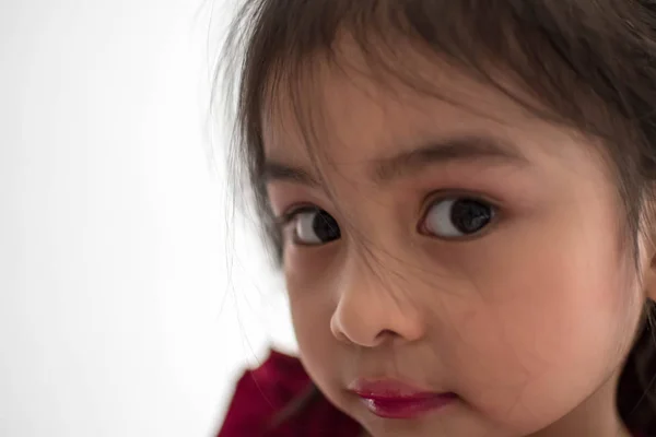 Симпатичная маленькая девочка с макияжем и помадой — стоковое фото