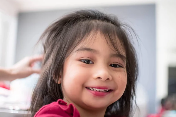 Симпатичная маленькая девочка с макияжем и помадой — стоковое фото