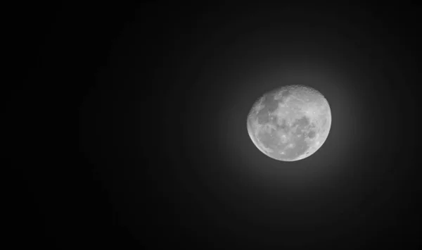 Lua através de telescópio com crateras visíveis e o mar de tranquilizante — Fotografia de Stock