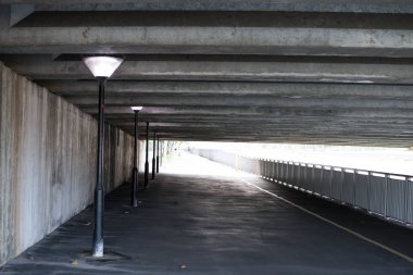 Köprü tünelinin altında ışık direğiyle