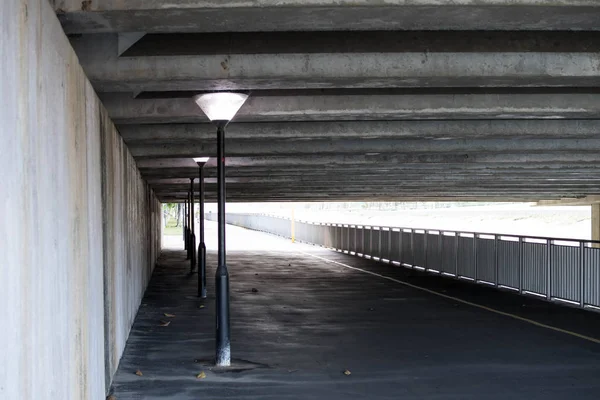 Under broen tunnel med lys post - Stock-foto