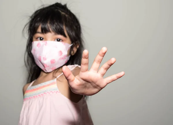 Τα παιδιά λένε όχι κατά της μόλυνσης από τον ιό Κορόνα. Θολή εικόνα — Φωτογραφία Αρχείου