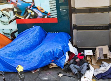 Evsizler 31 Mart 2020 'de San Francisco, Kaliforniya, ABD' deki Mason Caddesi 'nde yayalar gibi uyurken...
