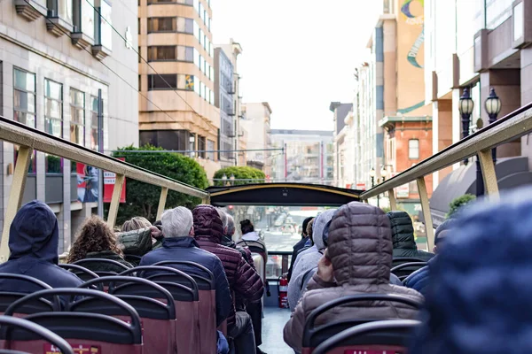 Turistler, San Francisco, Kaliforniya 'daki çift katlı otobüs turlarının tadını çıkarırken. Şehir turu sırasında otobüsteki turistler. Otobüs turu fotoğrafı.