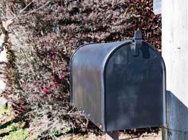 Kahverengi bulanık arkaplanlı ABD posta kutusu