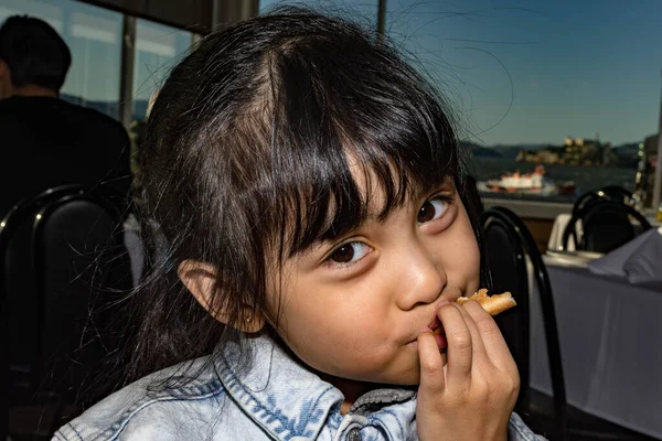 Bella Asiatico Bambino Primo Piano Colpo Mentre Mangiare Suo Cibo — Foto Stock