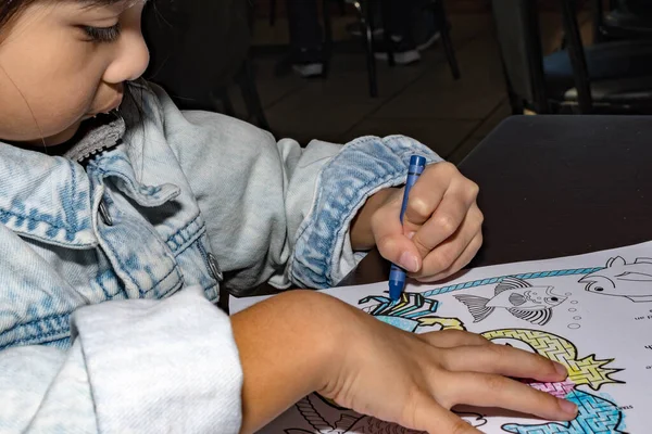 Pretty Asian Child Left Handed While Doing Coloring Activity Crayon — Stock Photo, Image