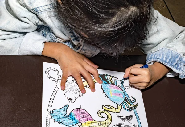 Красивый Азиатский Ребенок Левша Рисуя Карандашом Раскрашивая Книгу — стоковое фото