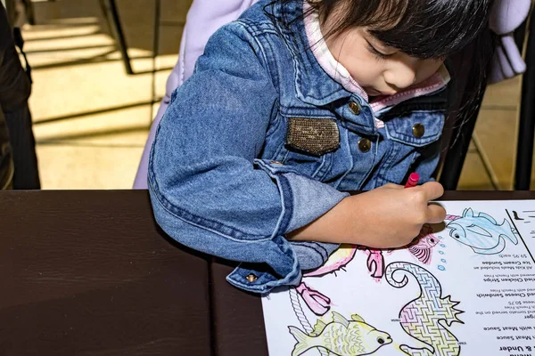 Muito Asiático Criança Destro Enquanto Faz Uma Atividade Coloração Com — Fotografia de Stock