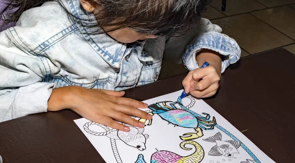 Muito Asiático Criança Canhoto Enquanto Fazendo Uma Atividade Coloração Com — Fotografia de Stock