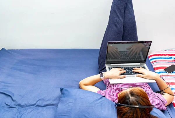 Una Ragazza Che Lavora Casa Sul Suo Letto Con Computer — Foto Stock