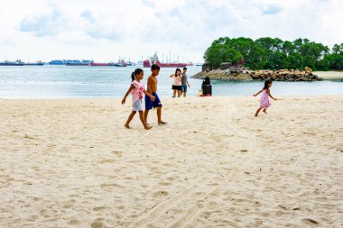 Siloso Sentosa Plajı, beyaz kumlu ve birkaç çocuklu, Singapur, 30 Mart 2020