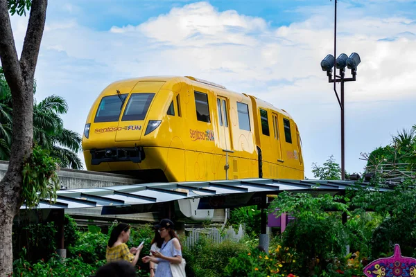 Sarı Sentosa Ekspres Treni Sentosa Park, Singapur 'a giderken, 30 Mart 2020