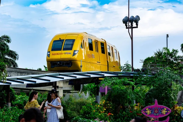 Żółty Pociąg Ekspresowy Sentosa Jadący Kierunku Parku Sentosa Singapur Marca — Zdjęcie stockowe