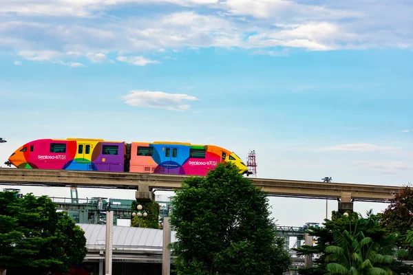 Kolorowy Pociąg Ekspresowy Sentosa Jadący Kierunku Parku Sentosa Singapur Marca — Zdjęcie stockowe