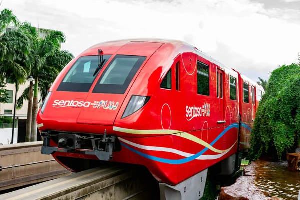 Red Sentosa Express Train Jadąc Kierunku Sentosa Park Singapur Marca — Zdjęcie stockowe