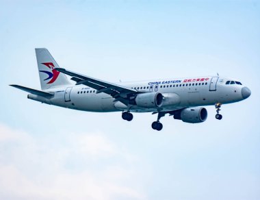 Changi Uluslararası Havalimanı, Singapur 'a 30 Mart 2020' de inen Çin Doğu Hava Yolları uçağı